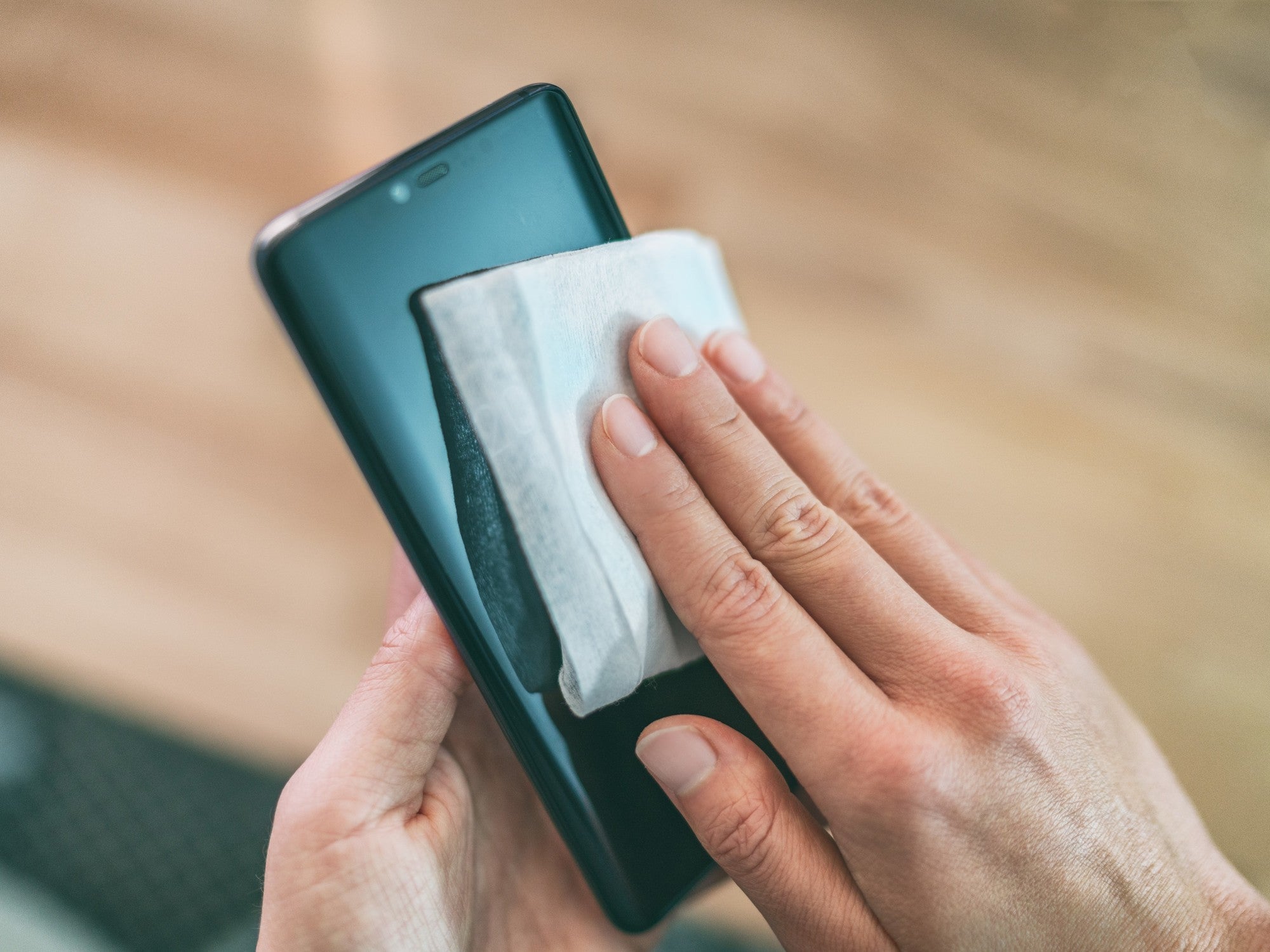 Cómo limpiar y desinfectar tus dispositivos electrónicos de manera segura