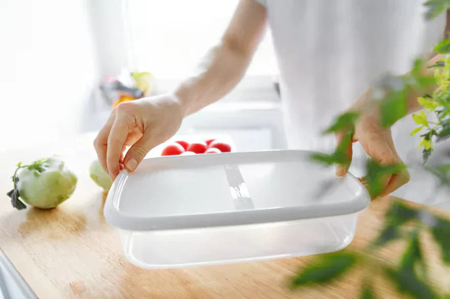 Cómo limpiar un tupper de plástico: adiós a las manchas difíciles de tomate, aceite y más