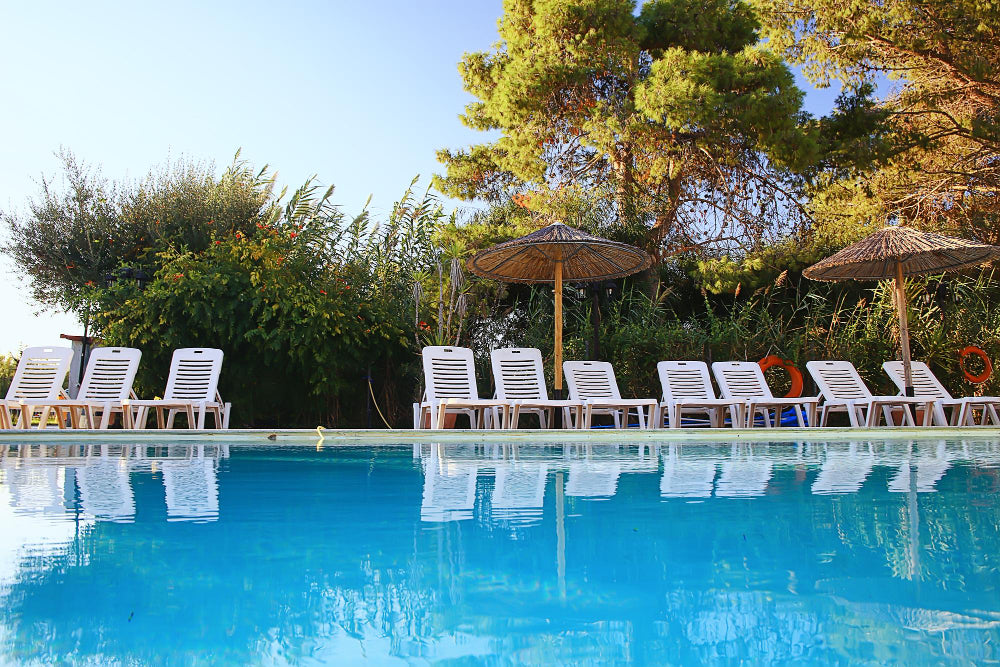 Puesta a punto de piscinas con productos para piscinas en hoteles y comunidades de vecinos