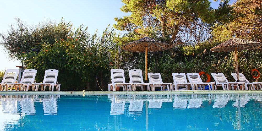 Puesta a punto de piscinas con productos para piscinas en hoteles y comunidades de vecinos
