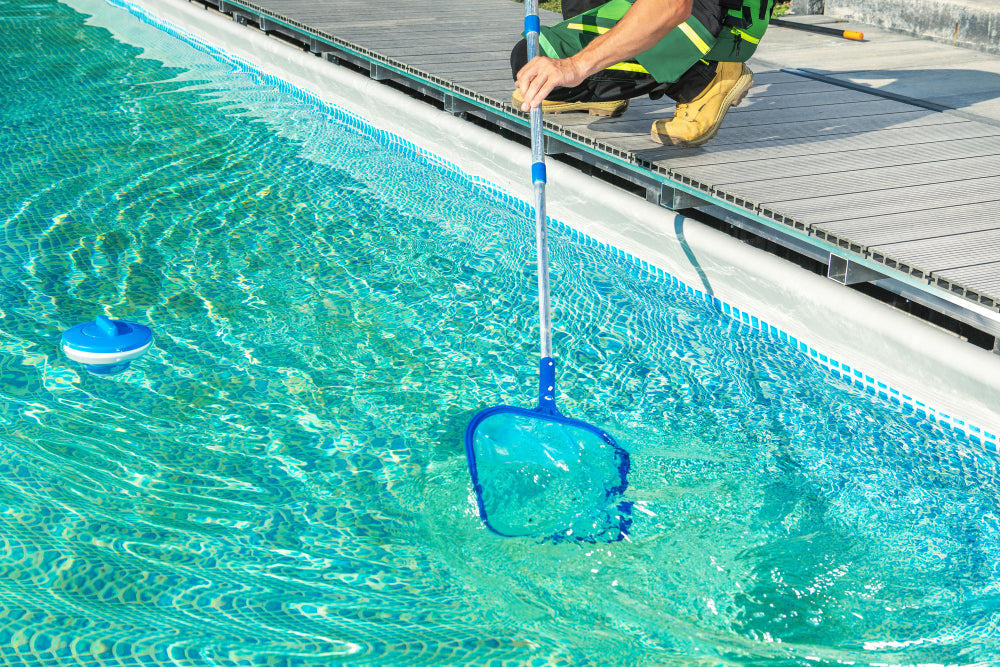 Control de algas y evaporación en piscinas de alto tráfico en verano